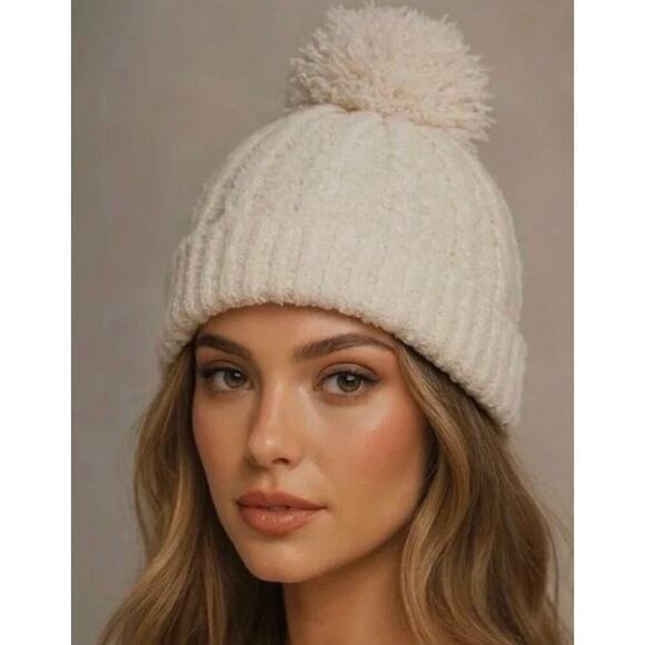 Barefoot Dreams Accessories - NWT Barefoot Dreams- Women's Cozy Chic Pom Pom Beanie